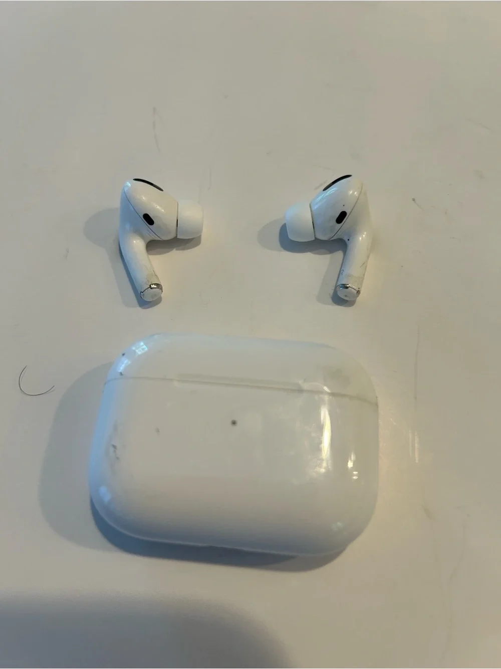 Apple AirPods Pro 2nd Generation/ MagSafe Wireless Charging Case /White